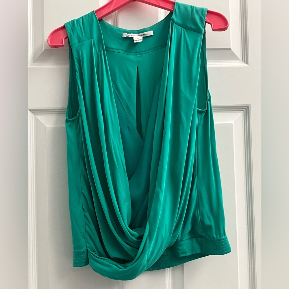 Diane von Furstenberg green sleeveless blouse 100% Silk Sz M